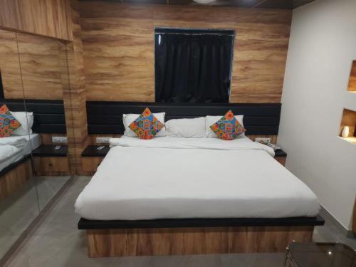 Glitz Hotels Sai Guest House - Nr Inorbit Mall Vashi Нави Мумбай Екстериор снимка